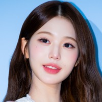 まるでプリンセス…IVE・ウォニョン、“美脚”あらわなミニワンピ姿でイベント出席！可憐な微笑みにキュン