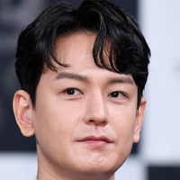 物流センターで“アルバイト”も話題に…韓国ベテラン俳優、点滴姿に心配の声集まる「健康を大事にして」