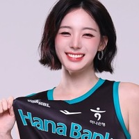控えめな“膨らみ”にも視線集中…ショートヘア美女の韓国チア、夏の香り感じるタンクトップ姿に反響