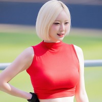 「破壊力抜群の肉体！」デカさ際立つ白ワンピ、韓国人気チアの見事な恵体に釘付け