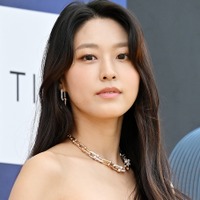 ラインくっきりの“ピチピチ”ウェア姿…元K-POPアイドル、美脚際立つ圧巻スタイル「わぁ」