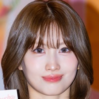 スキマから見えちゃいそう…TWICE・モモ、ミニワンピで“生美脚”を大胆披露「きゃあ！」「ギリギリ」