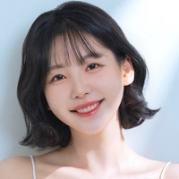 布面積少なすぎ…スイムウェア姿のレイナ、夜のプールで“圧巻ボディ”披露「すんごい」「ホット」