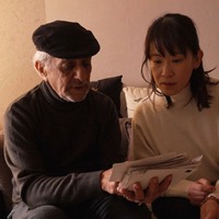サミーの父親と番組ディレクター(C)NHK