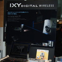 同社初の無線LAN内蔵デジカメ「IXY DIGITAL WIRELESS」の展示コーナー