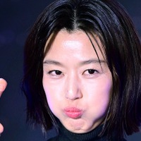 “顔は20代、手はリアル”と話題のチョン・ジヒョン、今度は小麦色の肌で視線独占