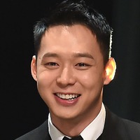 薄い髪をウェーブで隠す？韓国で活動できない元東方神起・ユチョン、“ビジュ激変”も日本で生き生き