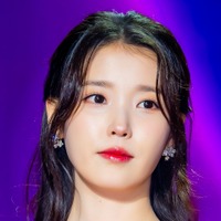 主演作関連で涙の謝罪、政治的問題で飛び火、破局…IU、本厄と思われるほど災難続きの2026年