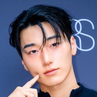 同性をも虜にすると話題の『BAD』振付でポーズも！ATEEZ・サン、全身黒で漫画のような美貌