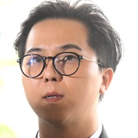 「本人に見えない」の声も…兵役法違反疑惑のK-POPアイドル、久々の近影に注目