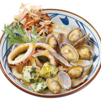 丸亀製麺、夏の新定番『冷たーい旨塩うどん』が21日より登場！今年は海鮮＆ねばとろの新作2品も 画像