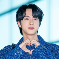 BTS・JIN、思わず二度見する“超小顔”ショット公開「信じられないくらいハンサム」