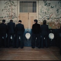 BTSの“トイレミーティング”の真相が明らかに　アメリカで話題呼んだゴシップ風広告の正体