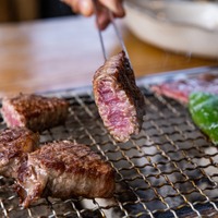 代表・天野自らが包丁を握り、肉の繊維を見極めて一枚一枚手切りした白老牛。