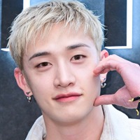 Stray Kids・バンチャン、スタイリッシュな佇まいに視線集中！爽やか白コーデでイベント出席