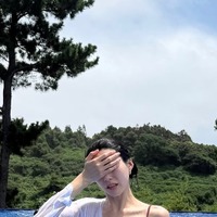 「意外と大きい…」濡れシャツで際立つ圧巻ボディ！韓国美女バレー選手、リゾートでの魅惑ショット