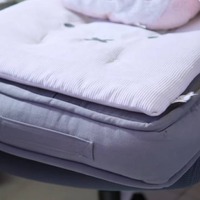 クッションを重ねて座面をかさ上げしたDIY仕様のチェア（C）RafiRaffee