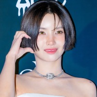 「何してるの!?」前かがみで“スキマ”ちらり…ソヨン、大胆な黒キャミ姿で視線独占