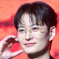 岡田将生、韓国に降臨！洗練されたスーツ＆フチなしメガネスタイルで新ドラマ制作発表会に登場 画像