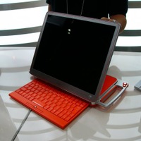 液晶ディスプレイを立てて、スライド式のキーボードを引き出せば、ノートPCとして使うことができる