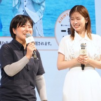 ウニ生産者・眞下美紀子さん、小芝風花【撮影：小宮山あきの】