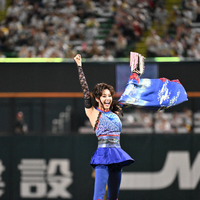 藤原紀香が“明治版キャッツアイ”の衣裳でPayPayドームに降臨！ノーバン投球に大歓声