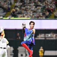 藤原紀香が“明治版キャッツアイ”の衣裳でPayPayドームに降臨！ノーバン投球に大歓声