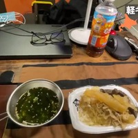 一つのテーブルに「食事」「仕事」「調理」の3役をゾーニング（C）競バンライフチャンネル