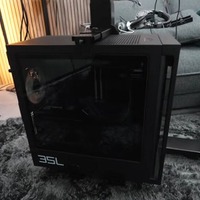 デスクの脚に吊り下げられたデスクトップPC。デスクと連動して動く（C）たか︴ガレージ秘密基地づくり