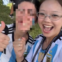 メッシのユニフォームを踏みつけ侮辱、サッカーファンを敵に回した韓国女性ユーチューバーが謝罪