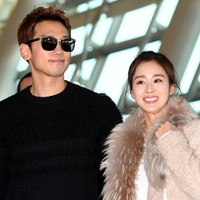 “韓国で最も美しい女優”キム・テヒ＆RAIN夫妻、2人の娘とハワイで目撃！大型スーパーで買い物