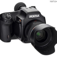 標準レンズを装着した「PENTAX 645D」の前面