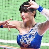 “マグロ看板娘”の韓国美女チア、観客を沸かせた『マカレナ』ダンス！弾む魅力で球場を虜に