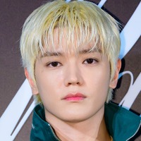タトゥーもチラ見え…NCT・テヨン、“びしょ濡れフェス”で鍛え抜かれたフィジカル披露「刺激強すぎる」