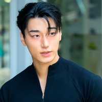 「隣にいたらびびる」ATEEZ・サンが東京の街中に！“彼氏感”あふれるオフショットにファン悶絶
