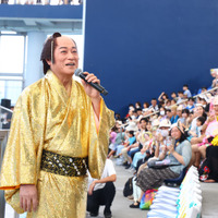 松平健がクルーズ船で登場！「八景島シーパラダイス」のイルカショーにサプライズ出演し大歓声！