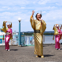 松平健がクルーズ船で登場！「八景島シーパラダイス」のイルカショーにサプライズ出演し大歓声！