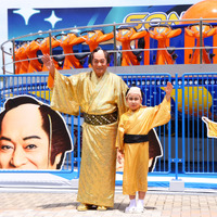 松平健がクルーズ船で登場！「八景島シーパラダイス」のイルカショーにサプライズ出演し大歓声！