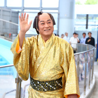 松平健がクルーズ船で登場！「八景島シーパラダイス」のイルカショーにサプライズ出演し大歓声！