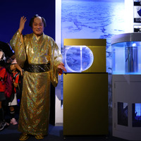 松平健がクルーズ船で登場！「八景島シーパラダイス」のイルカショーにサプライズ出演し大歓声！