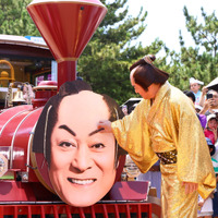 松平健がクルーズ船で登場！「八景島シーパラダイス」のイルカショーにサプライズ出演し大歓声！