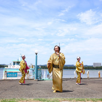 松平健がクルーズ船で登場！「八景島シーパラダイス」のイルカショーにサプライズ出演し大歓声！