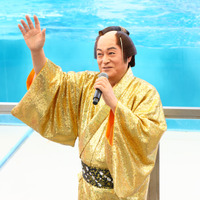 松平健がクルーズ船で登場！「八景島シーパラダイス」のイルカショーにサプライズ出演し大歓声！