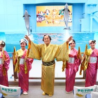 松平健がクルーズ船で登場！「八景島シーパラダイス」のイルカショーにサプライズ出演し大歓声！