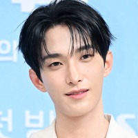 SEVENTEEN・ドギョム、“恋リア番組”の制作発表会に出席！ホワイトコーデで爽やかさ全開