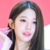 IVE・ウォニョン、ワイングラス片手に大人のムード…飲食店で見せた艶やかな表情にドキッ