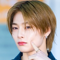 Stray Kids・I.N、シルバーヘアに大胆イメチェン！美形際立つ“短髪ビジュ”で魅了…「超似合う」
