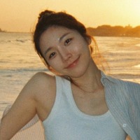 ヘルシーなスイムウェア姿で“天国”に…韓国元CAインフルエンサーが見せた美スタイル、恋リア出演