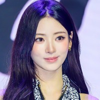 脇腹パックリ…日本人K-POPアイドル、肌見せ衣装で“異次元の美貌”を披露「同じ人間とは思えない」