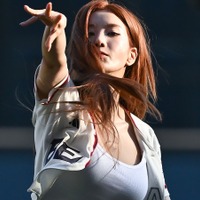 キケンなデカさ…大胆な衣装で“びしょ濡れ”フェスを再現、クォン・ウンビの始球式&スペシャルライブ